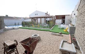 Vista conjunto interior y piscina